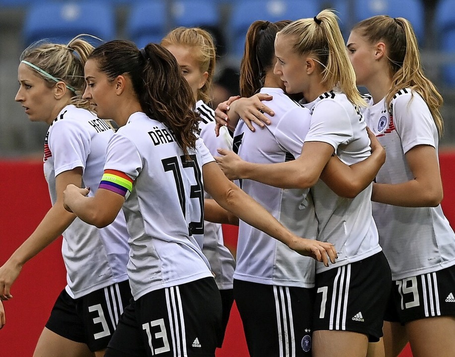 Die deutsche Vierfach-Torschützin Lea ... ihrem Treffer zum 2:1 beglückwünscht.  | Foto: Hendrik Schmidt (dpa)