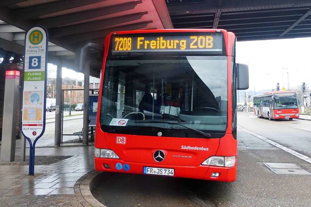 Ein Bus der Linie 7208 am Freiburger Bus- und Hauptbahnhof  | Foto: Andrea Gallien