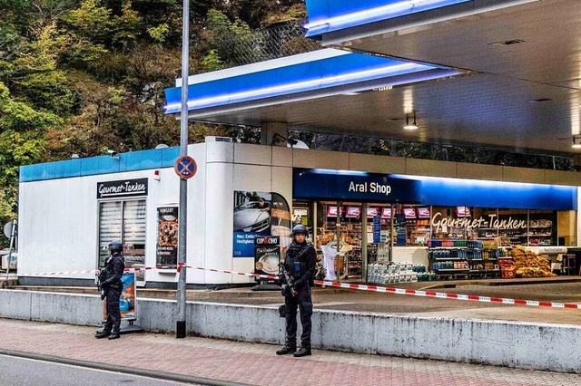 Polizisten sichern den Tatort.  | Foto: Christian Schulz (dpa)