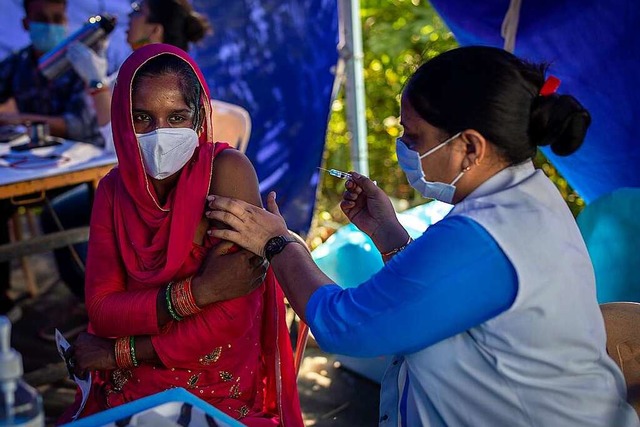 Neu-Delhi: Eine Mitarbeiterin des Gesu...ion fr Obdachlose und Wanderarbeiter.  | Foto: Altaf Qadri (dpa)