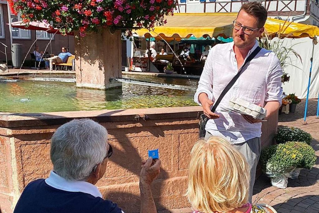 Tino Ritter verteilt in Ettenheim Ritter-Sport-Tfelchen und Eier.  | Foto: Mark Alexander