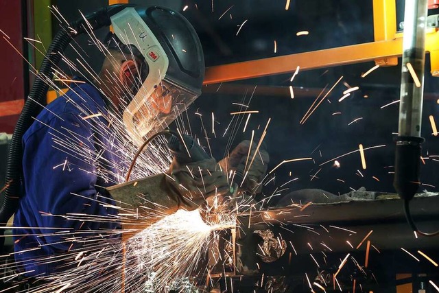 Ein Mitarbeiter eines Unternehmen im B...mentan Materialknappheit (Archivfoto).  | Foto: Jan Woitas (dpa)