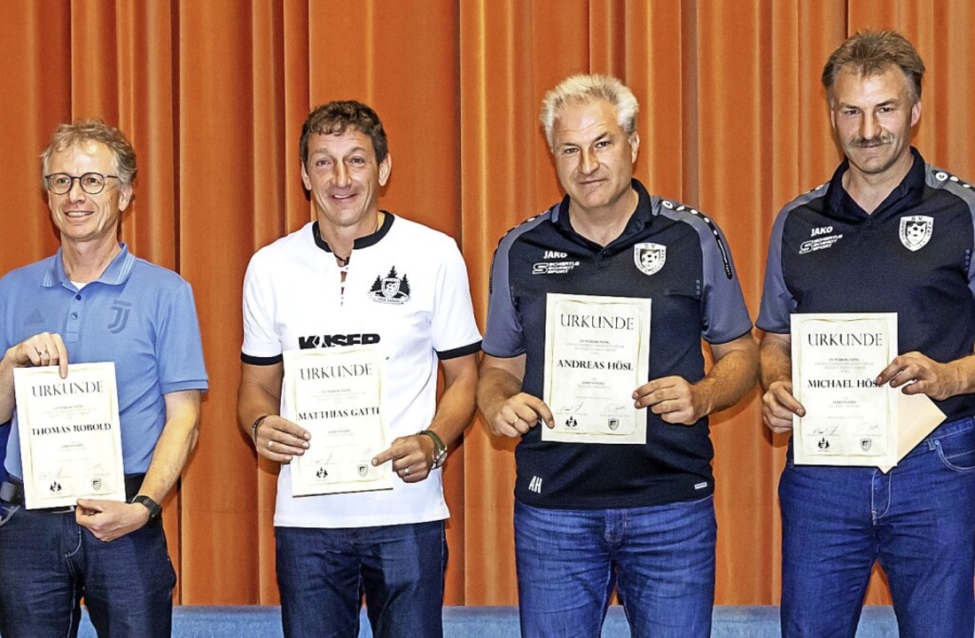 Mit der SVG Vereinsehrennadel in Gold ... Andreas Hösl und Michael Hösl geehrt.  | Foto: Wilfried Dieckmann