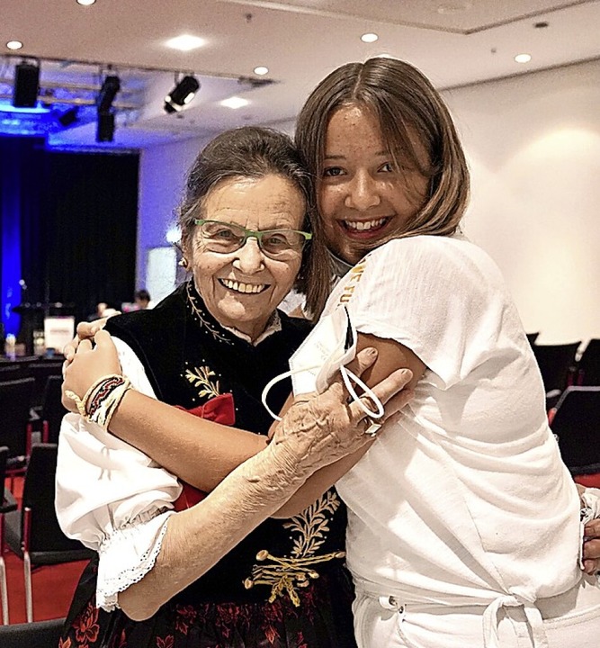 Mit Erika Buhr freut sich Enkelin Mari...mit der Heimatmedaille in Radolfzell.   | Foto:  