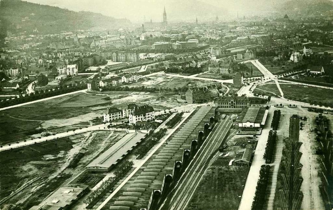 Reichlich unbebaute Grundstücke gab es...ehr als 100 Jahre alte Luftbild zeigt.  | Foto: Manfred Gallo