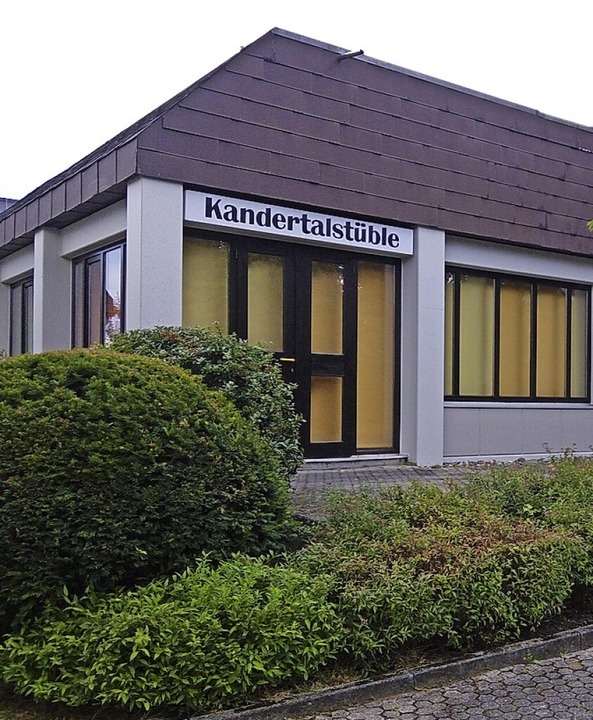 Einen neuen Anstrich erhielt die Kandertalhalle dank Ortsbudget.  | Foto: Max Sütterlin