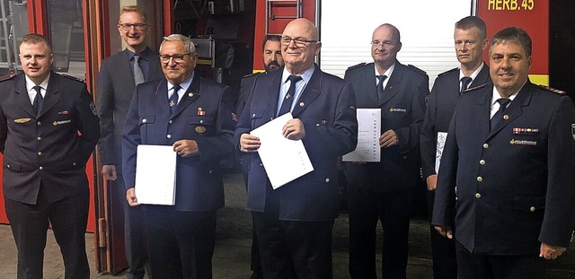 Timo Reinbold (von links), Thomas Gede...ubert fr ihre langjhrige Ttigkeit.   | Foto: Feuerwehr Herbolzheim