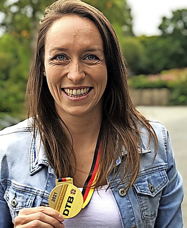 Sabine Storz prsentiert ihre zehnte DM-Goldmedaille.   | Foto: privat