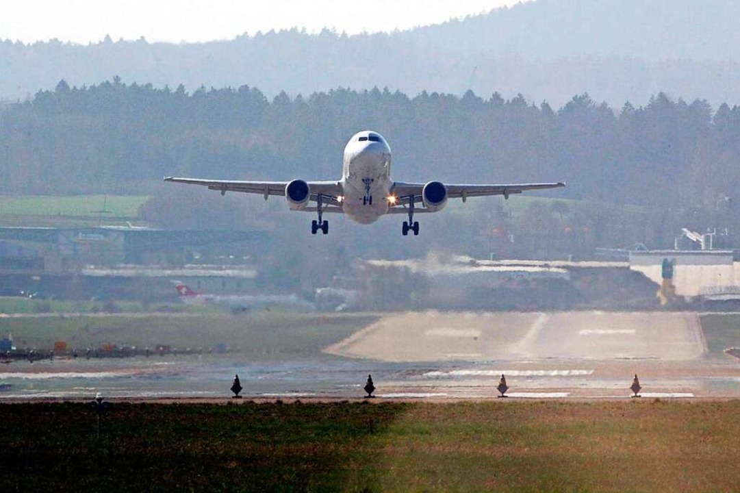 Ein Flugzeug beim Start vom Flughafen Zürich.  | Foto: Patrick Seeger