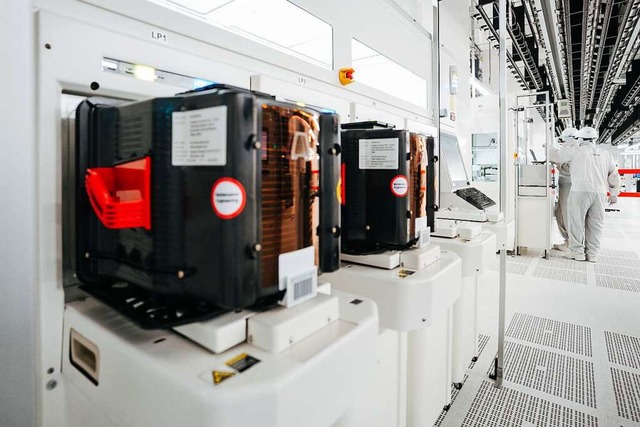 Reinraum in der neuen Chipfabrik von Infineon im sterreichischen Villach  | Foto: - (dpa)