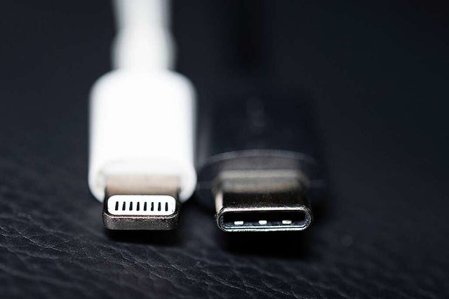 Ein Apple Lightning Ladestecker (links...eben einem USB-C Ladestecker zu sehen.  | Foto: Mohssen Assanimoghaddam (dpa)