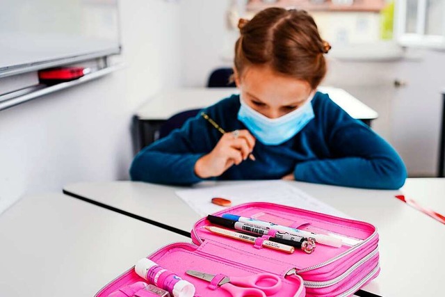 Masken und Tests in Schulen mssen weiterhin sein.  | Foto: Uwe Anspach (dpa)