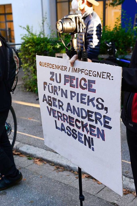 Auch die Gegner der Impfgegner waren unterwegs.  | Foto: Ingo Schneider