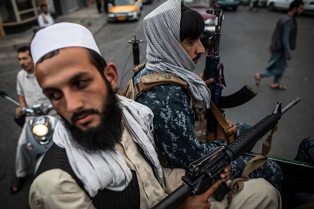 Junge Taliban-Kämpfer patrouillieren a...nes Pick-Ups in den Straßen von Kabul.  | Foto: Oliver Weiken (dpa)