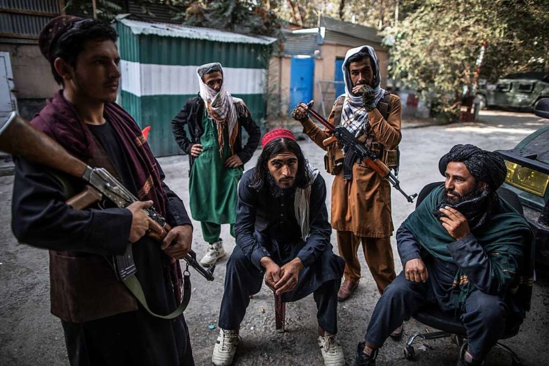 Taliban-Kämpfer halten Wache vor einer Polizeistation in Kabul.  | Foto: Oliver Weiken (dpa)