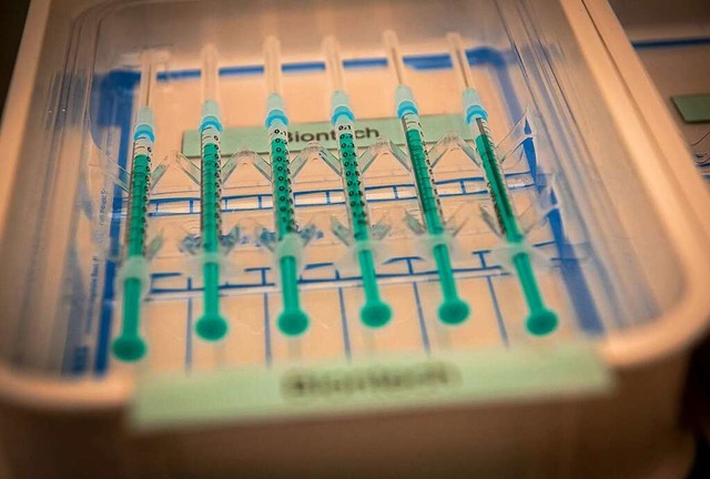 Spritzen mit dem Impfstoff von Biontech liegen bereit.  | Foto: Jonas Hirt