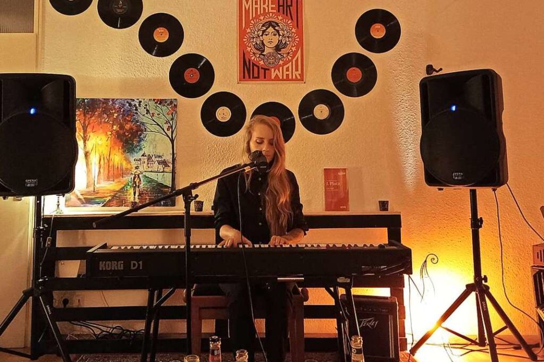 Laura Braun am Klavier beim privaten Wohnzimmerkonzert  | Foto: Lucia Bramert