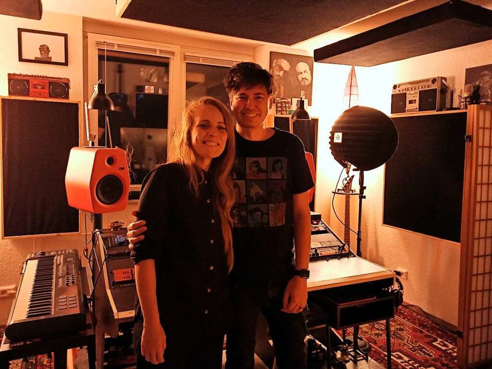 Laura Braun mit ihrem Partner Jonas Vogelbacher im selbst gebauten Studio  | Foto: Lucia Bramert