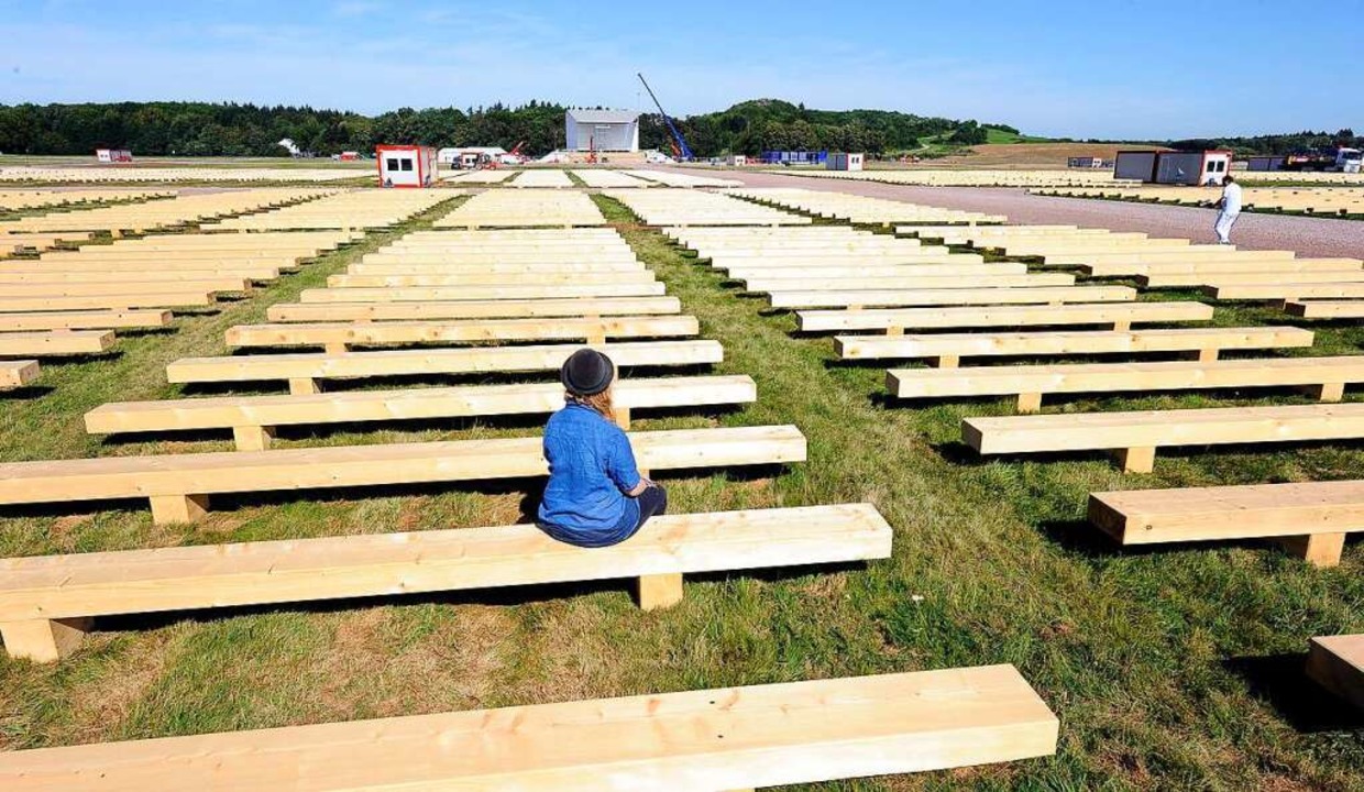 5000 fnf Meter lange Bnke aus Schwar...en-Air-Messe am Flugplatz angefertigt.  | Foto: Ingo Schneider