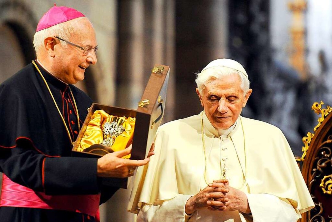 Papst Benedikt XVI. und der Freiburger Erzbischof Robert Zollitsch im Münster  | Foto: Ingo Schneider