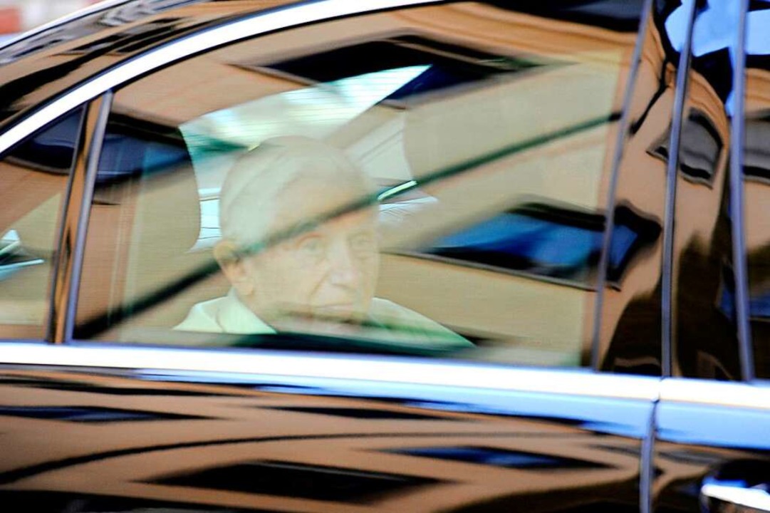 Gut geschützt fährt Papst Benedikt XVI. durch die Freiburger Innenstadt.  | Foto: Ingo Schneider