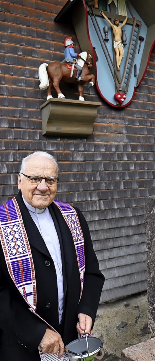 Padre Wolfgang Klock segnet das Longinus-Kreuz.   | Foto: Dieter Maurer