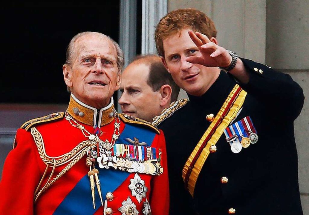 2014 auf dem Balkon des Buckingham Pal...n Philip, Edward und Harry (von links)  | Foto: Lefteris Pitarakis (dpa)