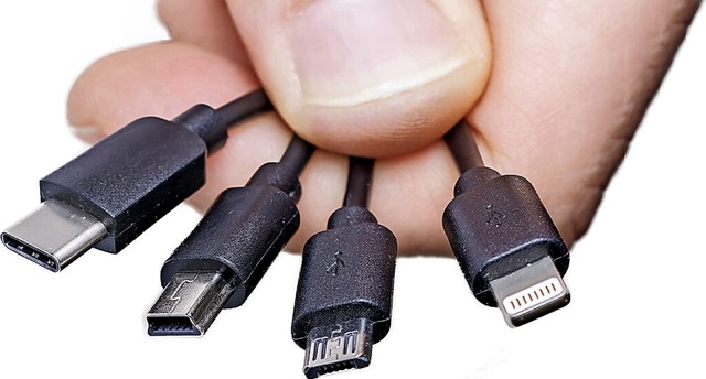 Brssel will USB-C (links) zum Standar...ng (von links) htten dann ausgedient.  | Foto: Ralf Geithe  (stock.adobe.com)