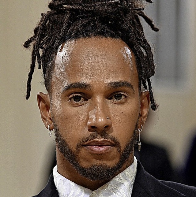 Lewis Hamilton reiste nach seinem Crash in Monza zur Met Gala in New York.  | Foto: Evan Agostini (dpa)