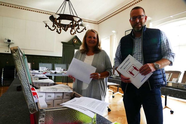 Die Koffer fr die Wahllokale werden g...arcus Krispin und Anja Becker-Nikolai.  | Foto: Andr Hnig