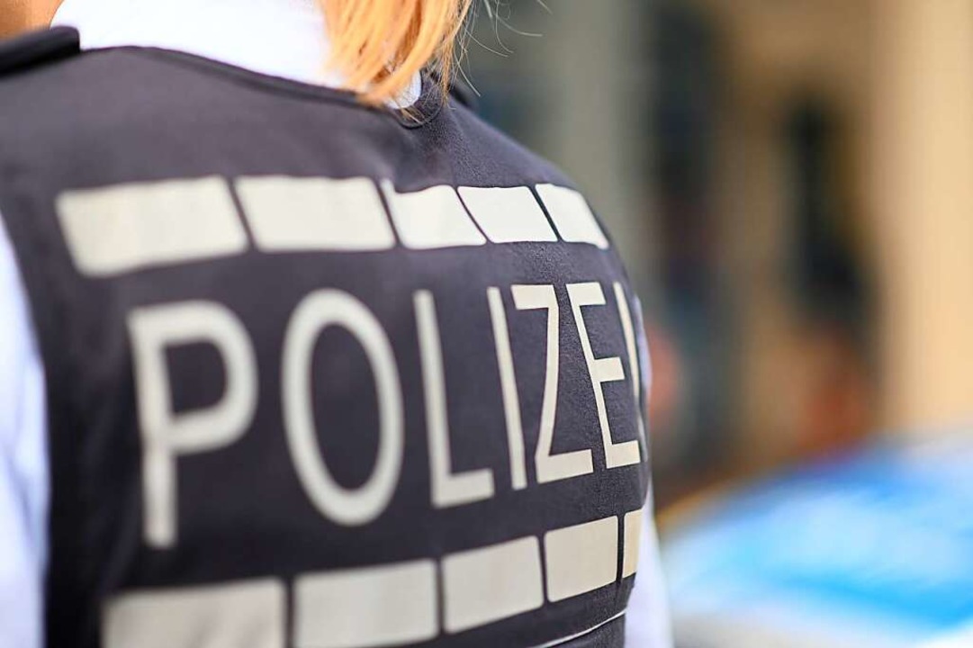 Der Angeklagte trat, bespuckte und beleidigte Polizeibeamte (Symbolbild).  | Foto: Jonas Hirt
