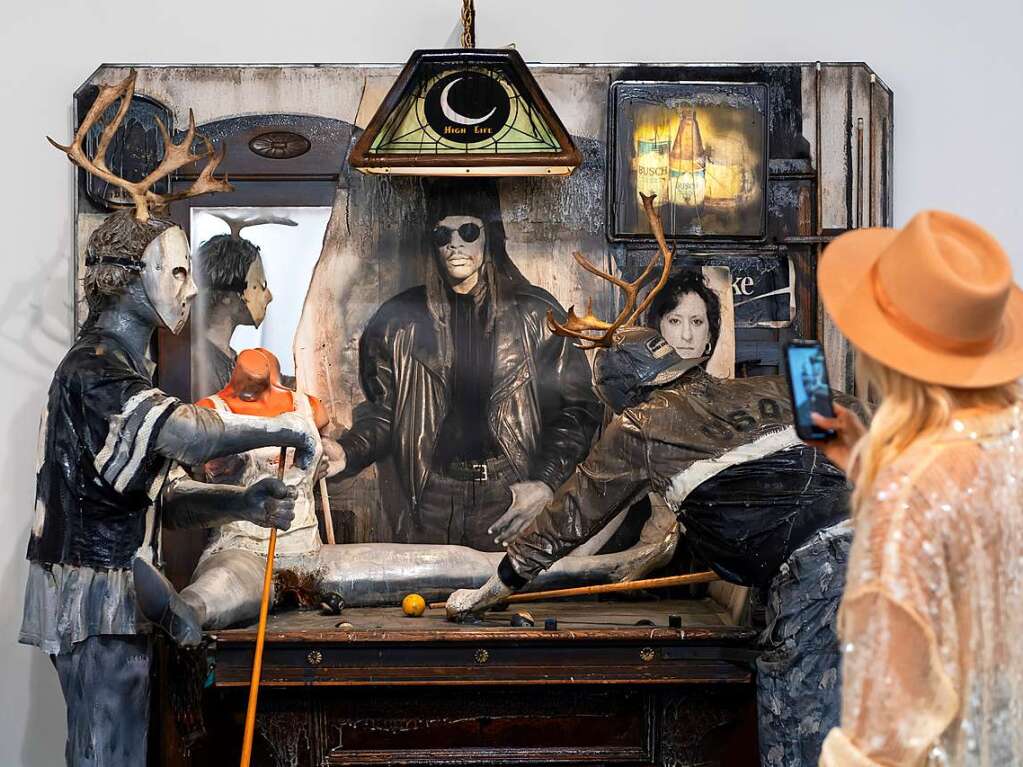 Das Kunstwerk THE POOL HALL (1993) der amerikanischen Knstler Ed und Nancy Kienholz.