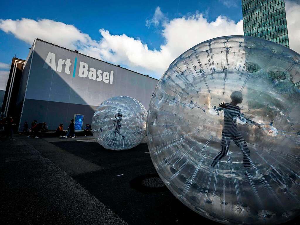 Performer in riesigen transparenten Ballons bewegen sich nach einer Choreografie von Monster Chetwynd, Knstler aus Grobritannien, um ein Bild tanzender Tropfen zu kreieren. Die Performance TEARS (2021) von Chetwynd wurde von Salvador Dali's Juwel in Form eines weinenden Auges inspiriert.