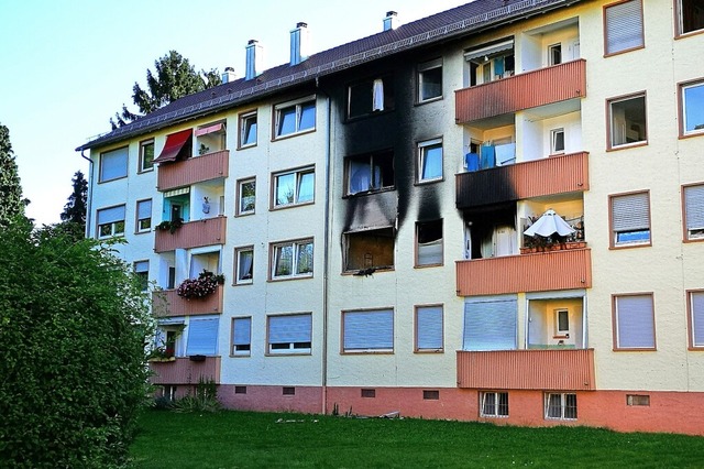 Die Westseite des Blocks: Das Feuer ha... lassen und die Fassade rugeschwrzt.  | Foto: Ralf Burgmaier