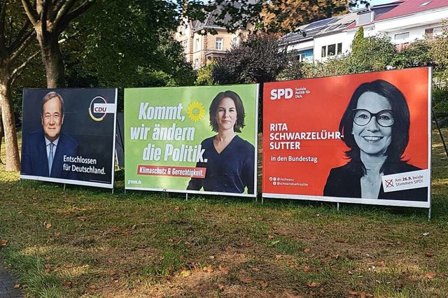 Auf Plakaten strahlen die Politikerinn...r ihnen Gewinner und Verlierer geben.   | Foto: Axel Kremp