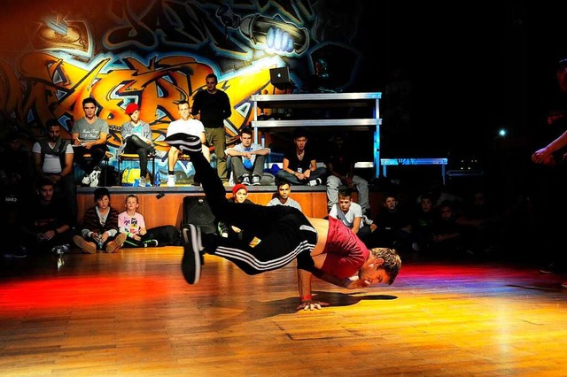 Fr ein Breakdance Battle lasst Dieser B-Boy Tnzer seine Muskeln spielen.  | Foto: Thomas Kunz