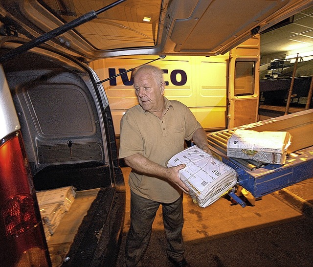 Die Zeitungspakete werden vom Band in den LKW verladen.  | Foto: Thomas Kunz