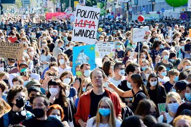 Demonstranten hren whrend einer Klim...t;Fridays for Future&quot; Rednern zu.  | Foto: Ingo Schneider