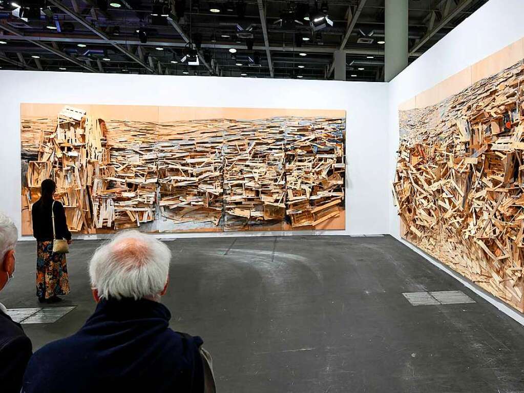 Das Kunstwerk „Destruction“ des japanischen Knstlers Tadashi Kawamata zieht Besucher der Art Basel an.