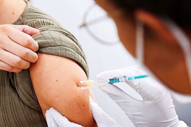 Das mobile Impfangebot erreicht mehr als 100 Menschen pro Tag.   | Foto: Christian Charisius (dpa)