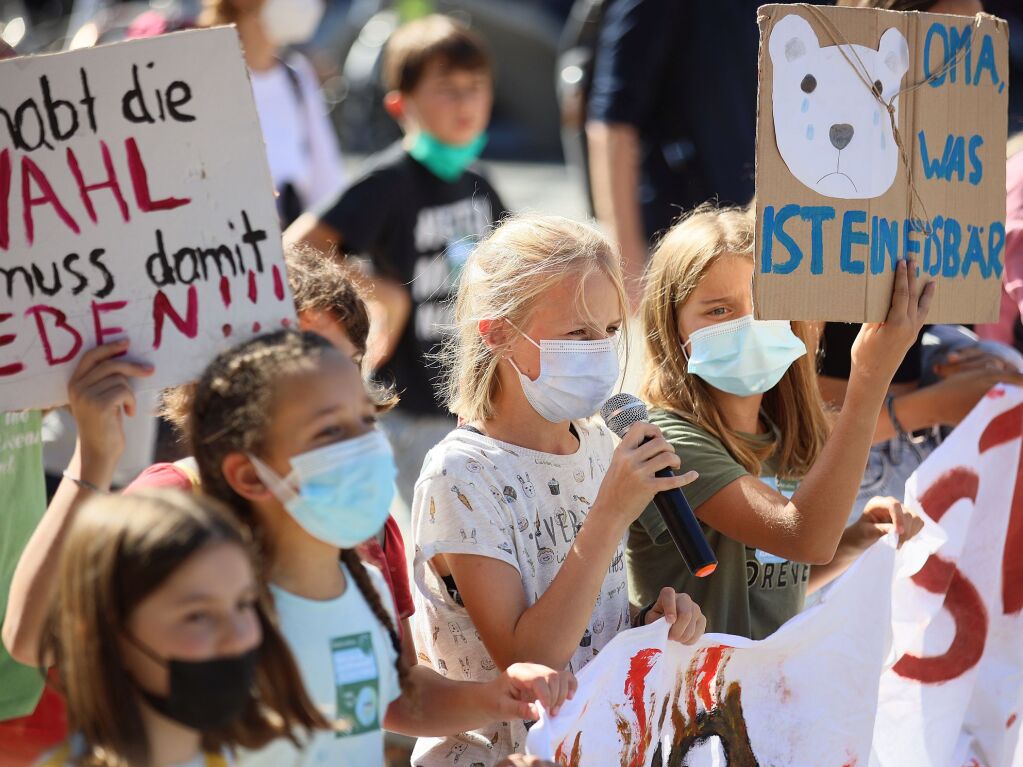 In Freiburg sind rund 12.000 Menschen fr Fridays for Future auf die Strae gegangen. Mit Abstand und Maskenpflicht zogen sie vom Fahnenbergplatz ber den Schlossbergring und am Platz der Alten Synagoge vorbei.