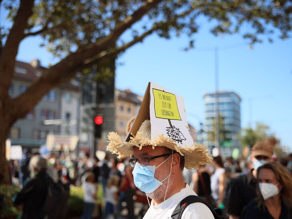 In Freiburg sind rund 12.000 Menschen fr Fridays for Future auf die Strae gegangen. Mit Abstand und Maskenpflicht zogen sie vom Fahnenbergplatz ber den Schlossbergring und am Platz der Alten Synagoge vorbei.