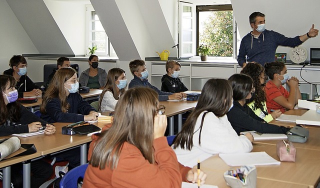 Malte Krebs (stehend) und die Realsch...om Wrth-Bildungspreis gefrdert wird.  | Foto: Maria Schlageter