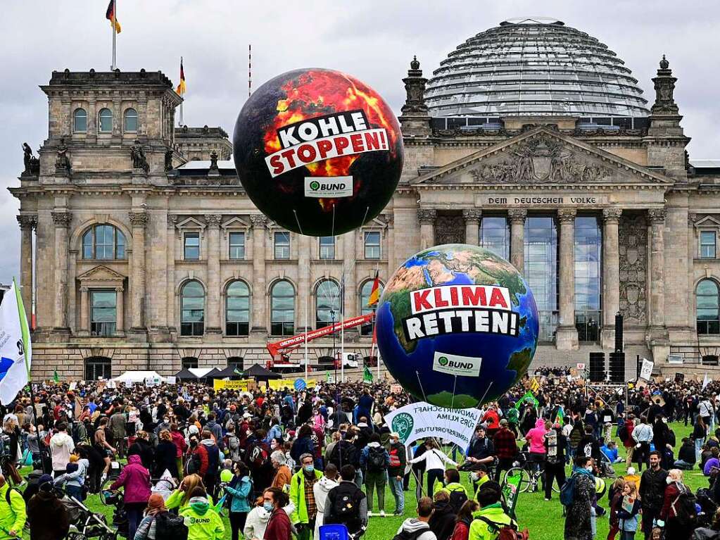 Demonstrierende vor dem Reichstagsgebude in Berlin