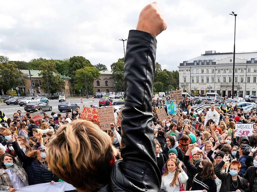 Umweltaktivisten in Warschau demonstrieren im Rahmen einer weltweiten Aktion, bei der die Staats- und Regierungschefs aufgefordert werden, strkere Manahmen zur Eindmmung des Klimawandels zu ergreifen.