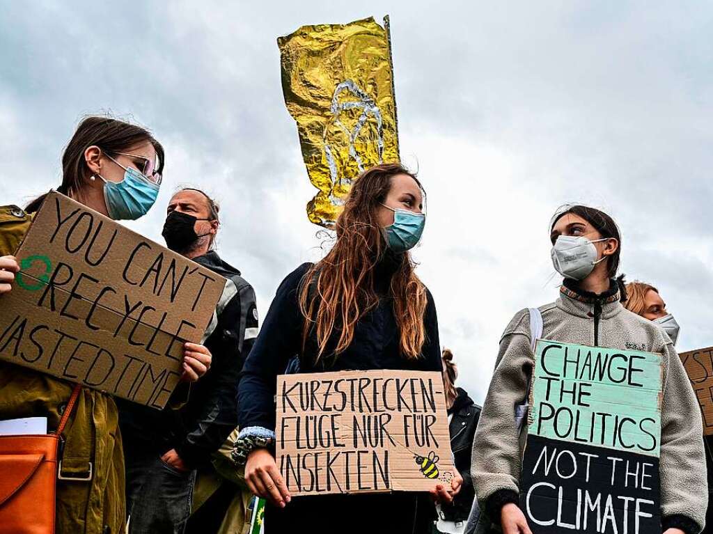 Zwei Tage vor der Bundestagswahl: Demonstrierende halten Schilder beim weltweiten Klimastreik