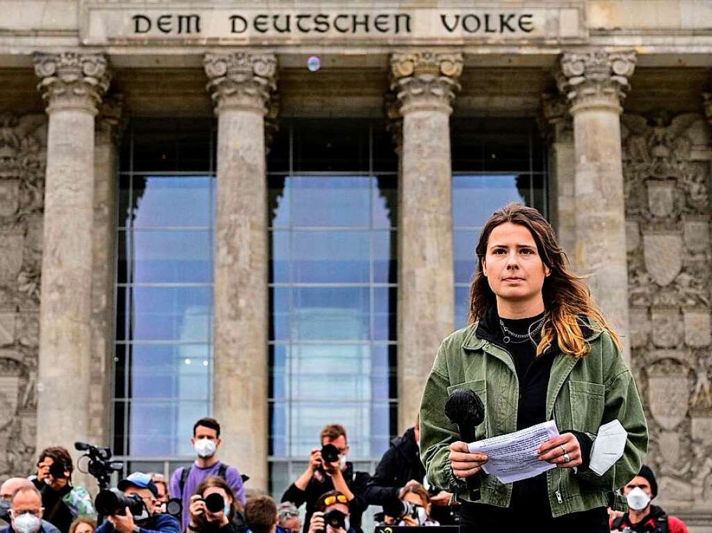 Luisa Neubauer spricht vor dem Reichstagsgebude zu Demonstranten der Fridays for Future-Bewegung.