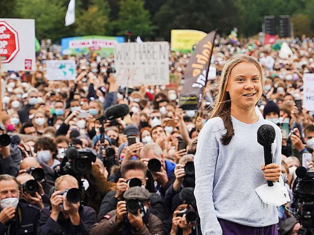 Die schwedische Klimaaktivistin Greta Thunberg spricht bei einer Demonstration von Fridays for Future vor dem Bundestag.