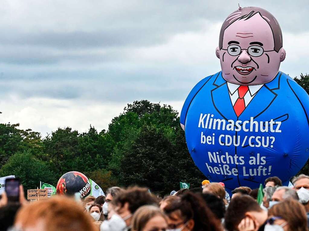 Ein Luftballon in Form des Kanzlerkandidaten Armin Lascht (CDU) auf einer Fridays for Future-Demonstration in Berlin.