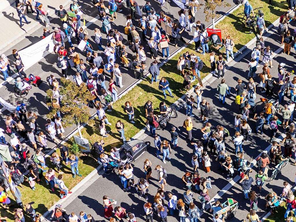 In Freiburg demonstrieren die Aktivisten fr sozial gerechte und effektive Manahmen, um den globalen Temperaturanstieg von 1,5 Grad Celsius zu begrenzen.